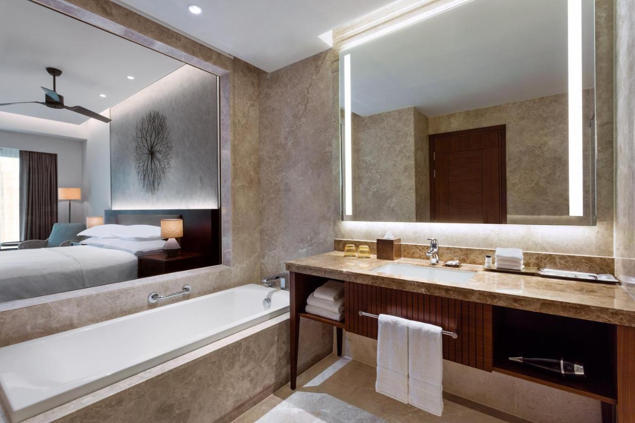Sheraton Grand Chennai & 5*