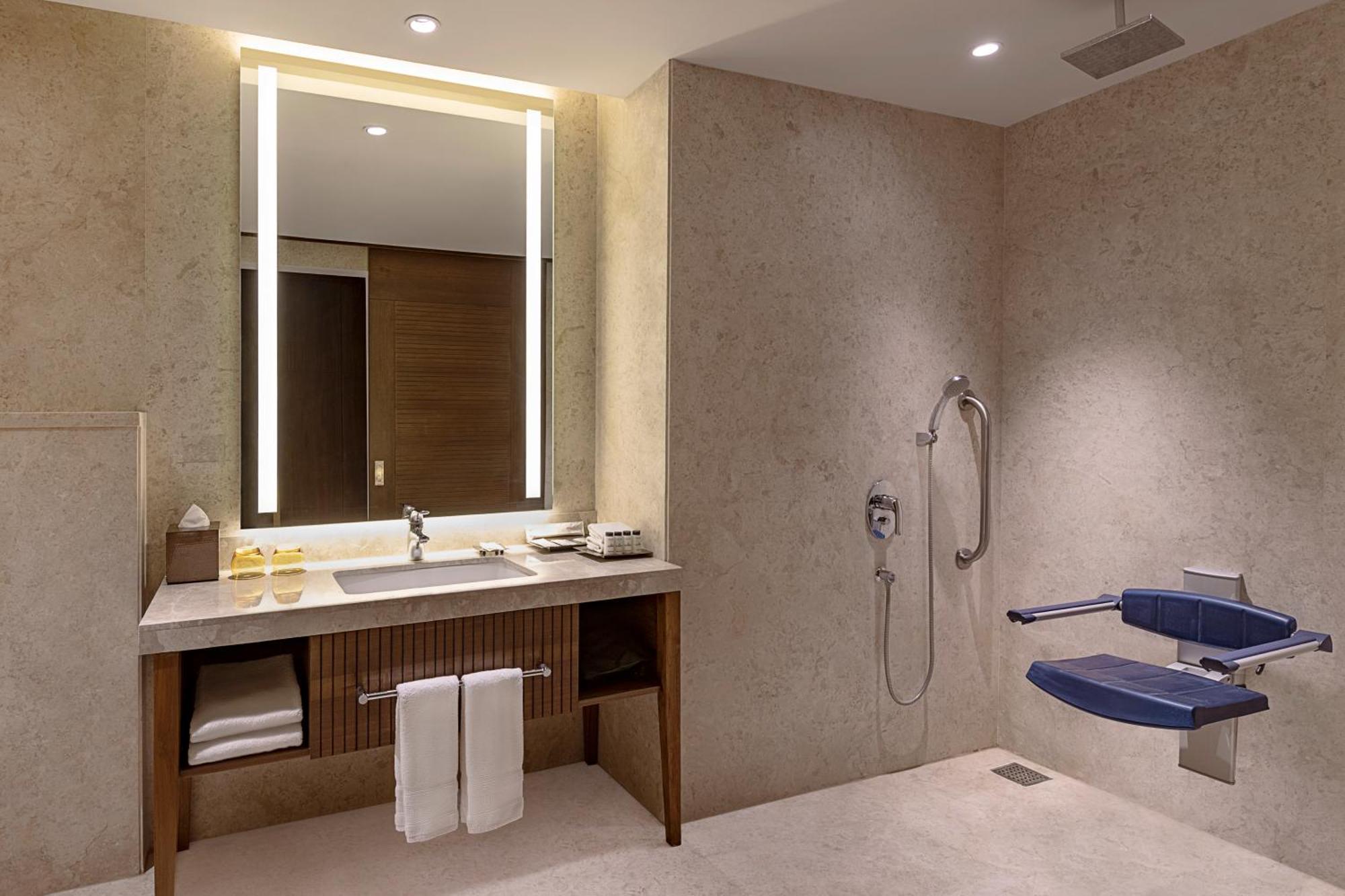 Sheraton Grand Chennai & सहारा 5*